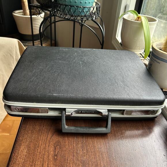 VINTAGE SAMSONITE BLACK 18 X 13 X 3 SLIM HARD SHELL BREIFCASE ATTACHE NO KEY
